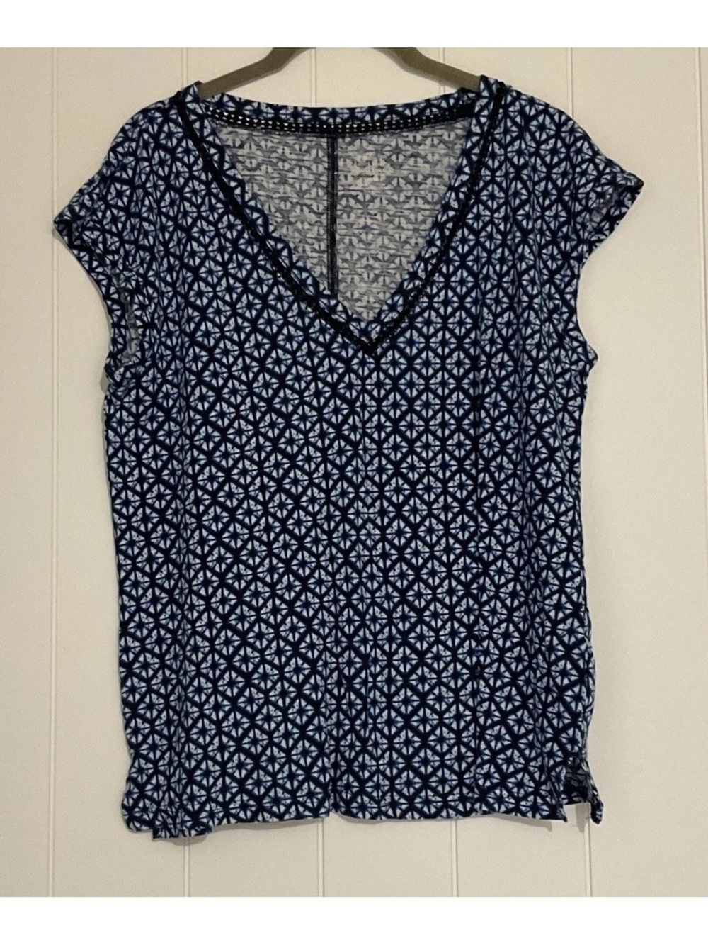 Banana Republic Malibu Tee Women's M Cotton Blue/White Geo V-Neck Cap Sleeve